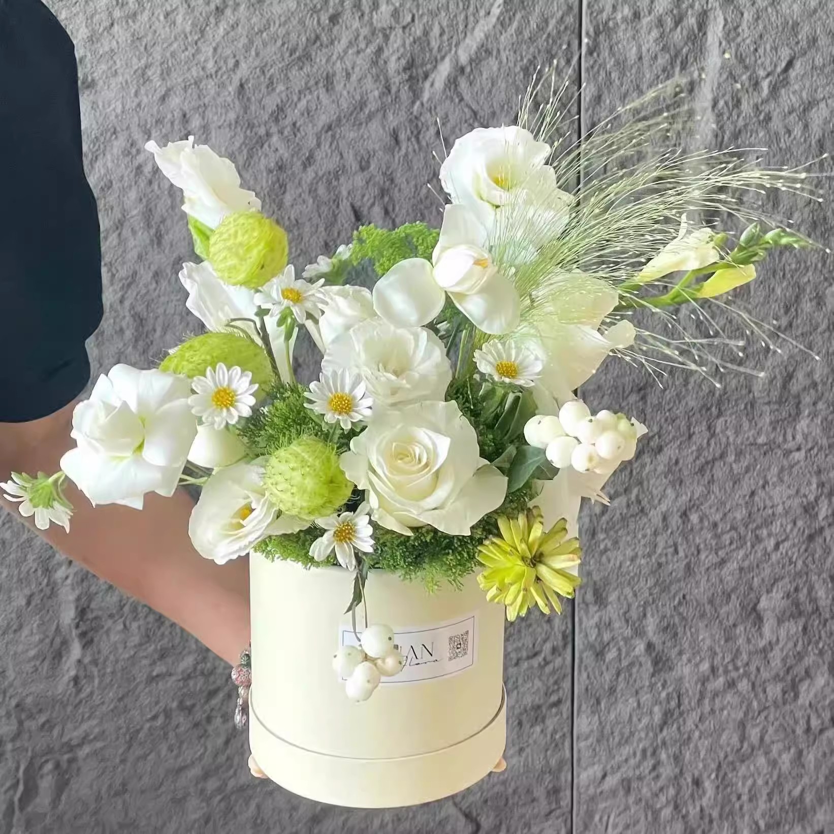 Small Flowers Packing Box Hug  - Event Party Box review and price